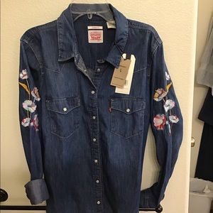Womens Levi’s denim shirt size large